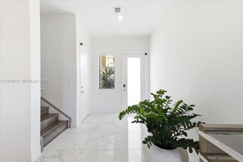 Adosado en venta en Miami, Florida, 4 dormitorios, 211.82 m2 № 2040598 - foto 5