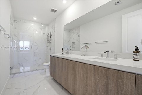 Adosado en venta en Miami, Florida, 4 dormitorios, 211.82 m2 № 2040598 - foto 19