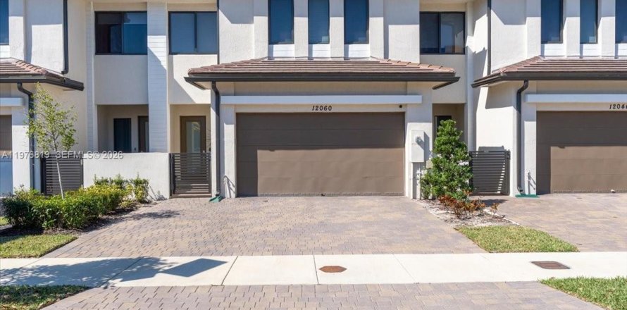 Adosado en Miami, Florida 4 dormitorios, 211.82 m2 № 2040598