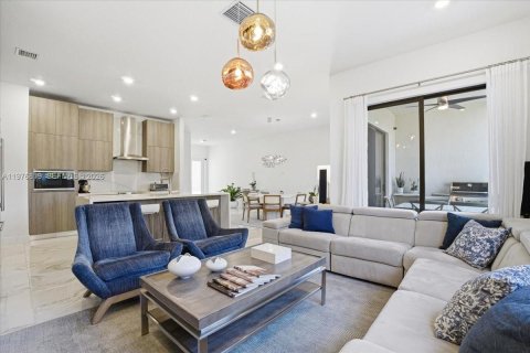 Adosado en venta en Miami, Florida, 4 dormitorios, 211.82 m2 № 2040598 - foto 11