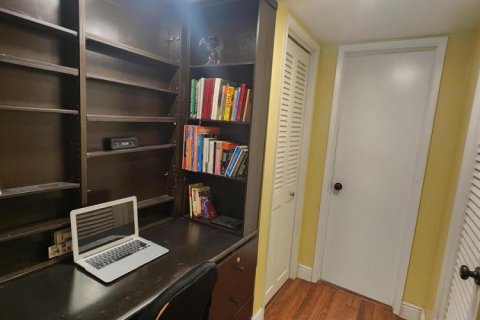 Condo in Hollywood, Florida, 1 bedroom  № 2260955 - photo 21