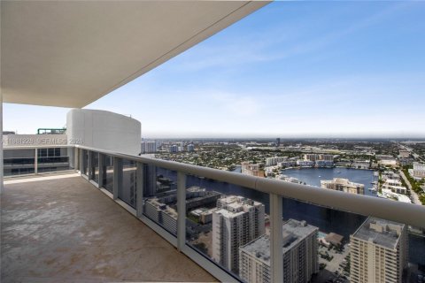Condo in Hallandale Beach, Florida, 2 bedrooms  № 2052939 - photo 14