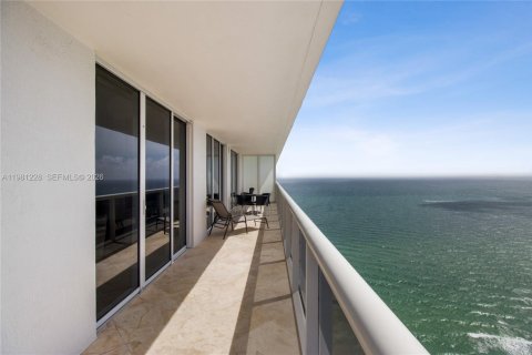 Condo in Hallandale Beach, Florida, 2 bedrooms  № 2052939 - photo 13
