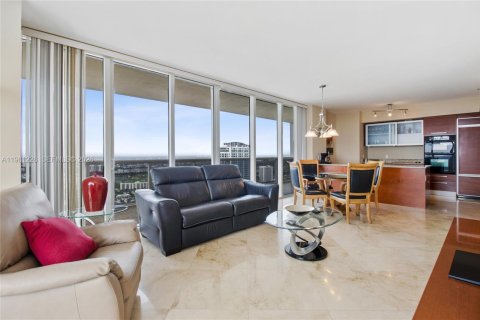 Condo in Hallandale Beach, Florida, 2 bedrooms  № 2052939 - photo 2