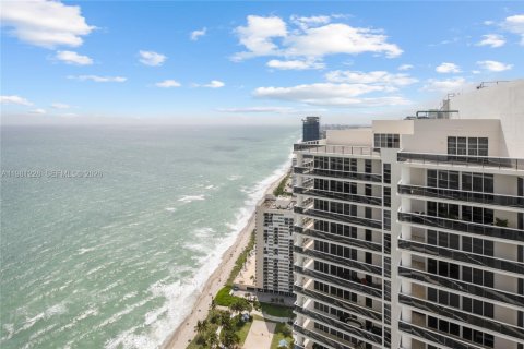 Condo in Hallandale Beach, Florida, 2 bedrooms  № 2052939 - photo 20