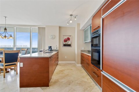 Condo in Hallandale Beach, Florida, 2 bedrooms  № 2052939 - photo 7
