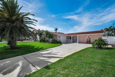 House in Belleair Beach, Florida 3 bedrooms, 181.62 sq.m. № 2220927
