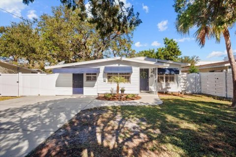 House in Sarasota, Florida 3 bedrooms, 105.54 sq.m. № 1732201 - photo 1