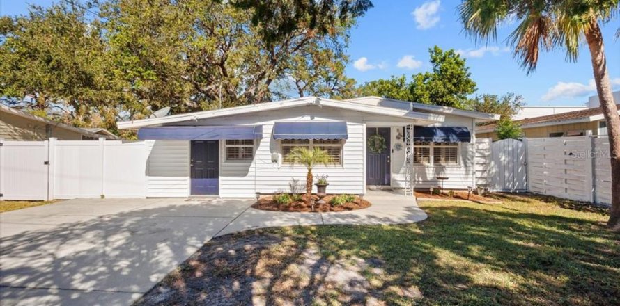 House in Sarasota, Florida 3 bedrooms, 105.54 sq.m. № 1732201