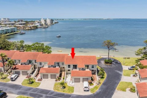Townhouse in Dunedin, Florida 3 bedrooms, 144.74 sq.m. № 1657228 - photo 1