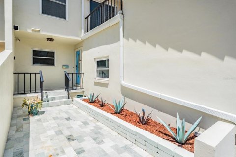 Townhouse in Dunedin, Florida 3 bedrooms, 144.74 sq.m. № 1657228 - photo 2