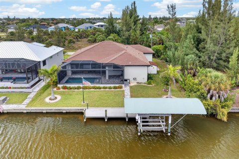 House in Port Charlotte, Florida 3 bedrooms, 210.05 sq.m. № 2217200