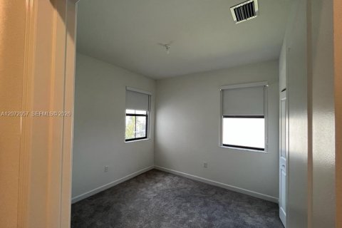Townhouse in Miami, Florida 3 bedrooms, 147.44 sq.m. № 2305729 - photo 25