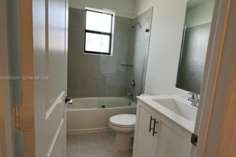 Townhouse in Miami, Florida 3 bedrooms, 147.44 sq.m. № 2305729 - photo 22