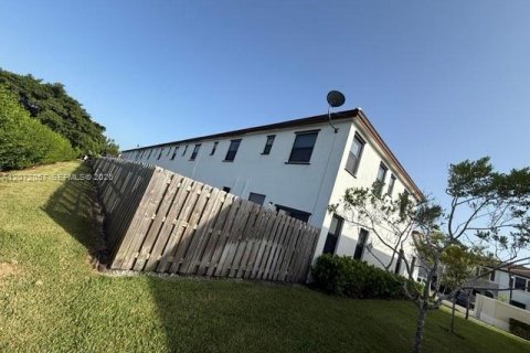 Townhouse in Miami, Florida 3 bedrooms, 147.44 sq.m. № 2305729 - photo 5