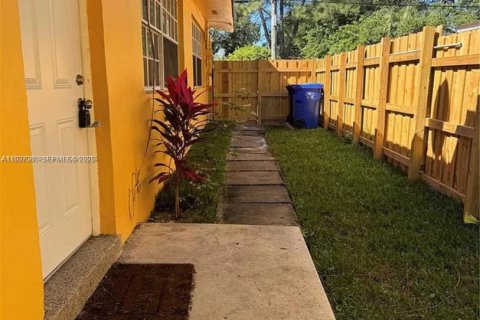 Снять в аренду виллу или дом в Форт-Лодердейл, Флорида 2 спальни, 61.32м2, № 1986111 - фото 2