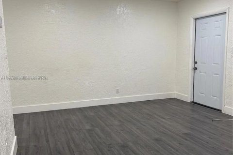 Снять в аренду виллу или дом в Форт-Лодердейл, Флорида 2 спальни, 61.32м2, № 1986111 - фото 3