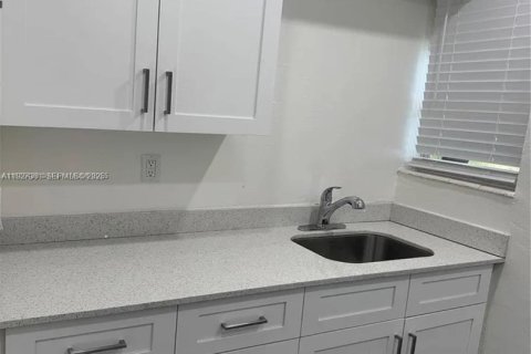 Снять в аренду виллу или дом в Форт-Лодердейл, Флорида 2 спальни, 61.32м2, № 1986111 - фото 5