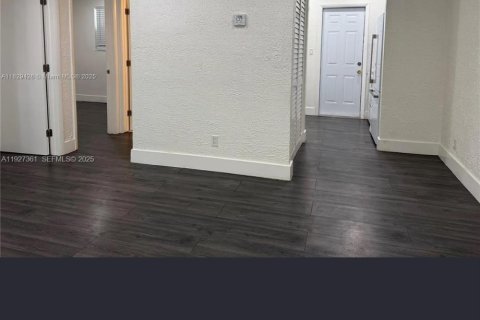 Снять в аренду виллу или дом в Форт-Лодердейл, Флорида 2 спальни, 61.32м2, № 1986111 - фото 4