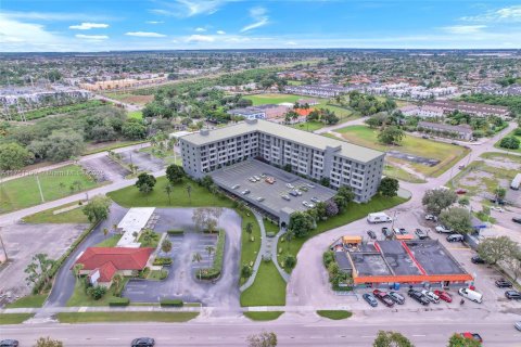 Commercial property in Miami, Florida № 1859951 - photo 4