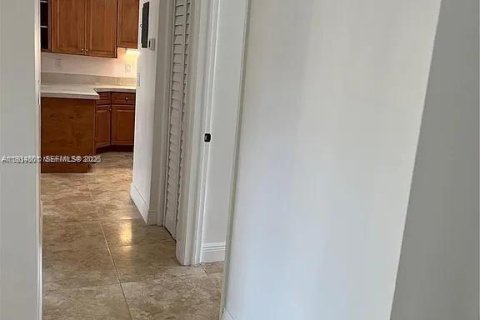 Condominio en alquiler en Miami, Florida, 3 dormitorios, 86.4 m2 № 1993018 - foto 13