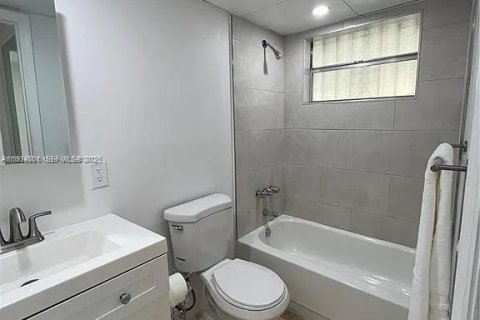 Condominio en alquiler en Miami, Florida, 3 dormitorios, 86.4 m2 № 1993018 - foto 3
