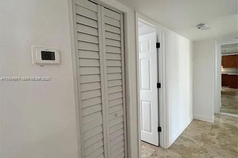 Condominio en alquiler en Miami, Florida, 3 dormitorios, 86.4 m2 № 1993018 - foto 30