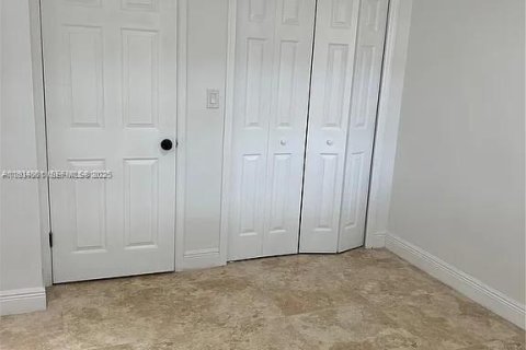 Condominio en alquiler en Miami, Florida, 3 dormitorios, 86.4 m2 № 1993018 - foto 10