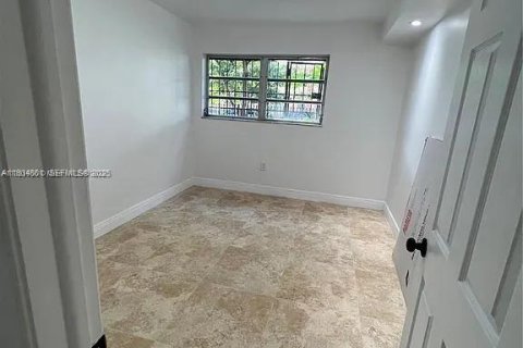 Condominio en alquiler en Miami, Florida, 3 dormitorios, 86.4 m2 № 1993018 - foto 5