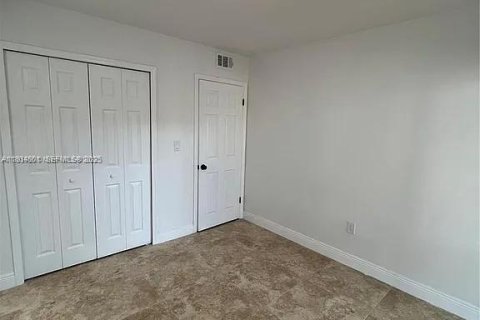 Condominio en alquiler en Miami, Florida, 3 dormitorios, 86.4 m2 № 1993018 - foto 22