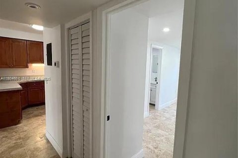 Condominio en alquiler en Miami, Florida, 3 dormitorios, 86.4 m2 № 1993018 - foto 12