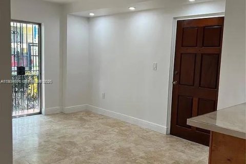 Condominio en alquiler en Miami, Florida, 3 dormitorios, 86.4 m2 № 1993018 - foto 21