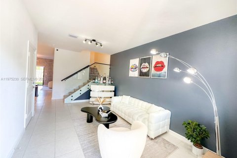 Townhouse in Homestead, Florida 3 bedrooms, 157.47 sq.m. № 2036320 - photo 4