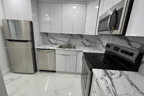 Copropriété à louer à Pompano Beach, Floride: 2 chambres, 81.75 m2 № 1927797 - photo 1