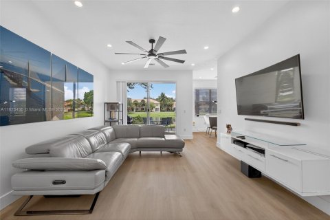 Townhouse in Royal Palm Beach, Florida 2 bedrooms, 134.52 sq.m. № 1794151 - photo 8