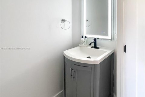 Townhouse in Royal Palm Beach, Florida 2 bedrooms, 134.52 sq.m. № 1794151 - photo 15
