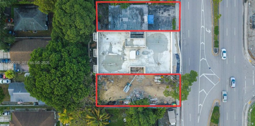 Commercial property in Miami, Florida № 2060789