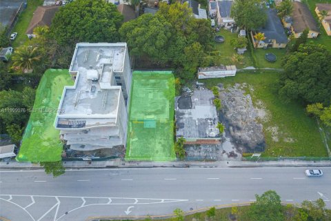 Commercial property in Miami, Florida № 2060789 - photo 2