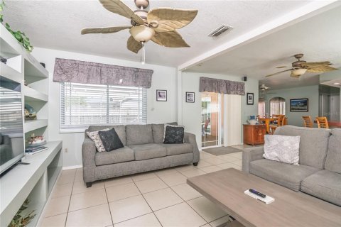 House in Port Richey, Florida 2 bedrooms, 157 sq.m. № 1653818 - photo 13
