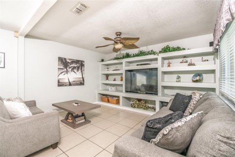 House in Port Richey, Florida 2 bedrooms, 157 sq.m. № 1653818 - photo 12