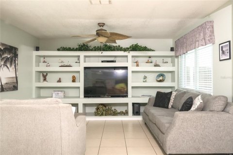 House in Port Richey, Florida 2 bedrooms, 157 sq.m. № 1653818 - photo 11