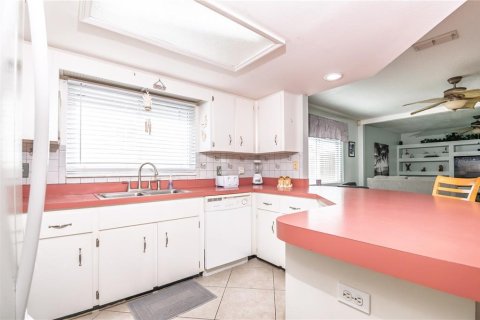 House in Port Richey, Florida 2 bedrooms, 157 sq.m. № 1653818 - photo 18