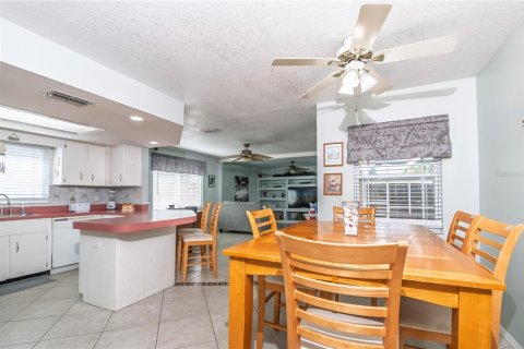 House in Port Richey, Florida 2 bedrooms, 157 sq.m. № 1653818 - photo 15
