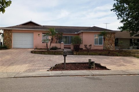 House in Port Richey, Florida 2 bedrooms, 157 sq.m. № 1653818 - photo 1