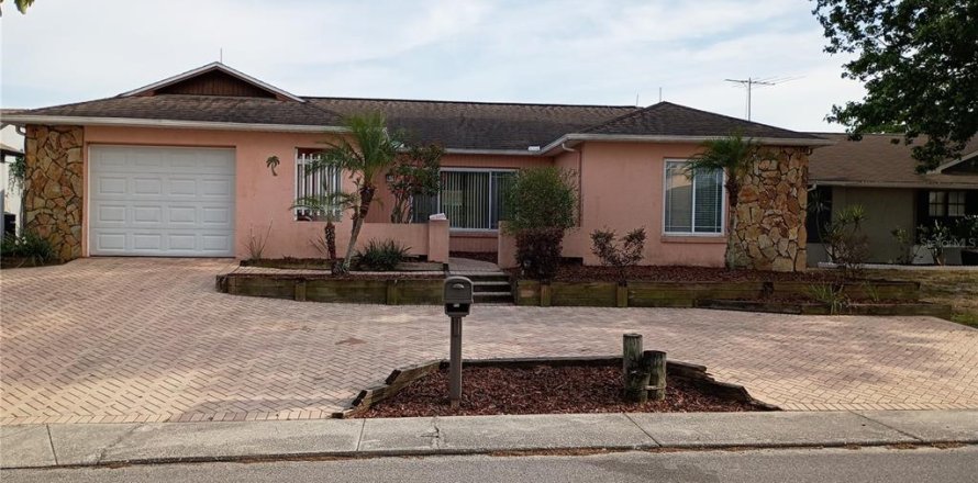 House in Port Richey, Florida 2 bedrooms, 157 sq.m. № 1653818