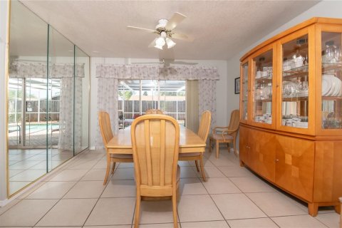 House in Port Richey, Florida 2 bedrooms, 157 sq.m. № 1653818 - photo 8