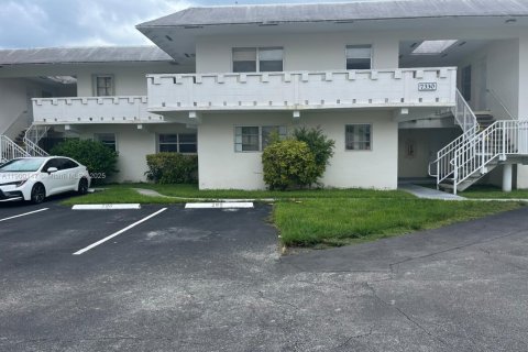 Condo in Miami, Florida, 2 bedrooms  № 1952667 - photo 1
