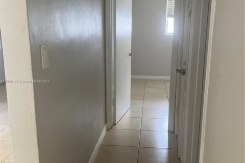 Condo in Miami, Florida, 2 bedrooms  № 1952667 - photo 3