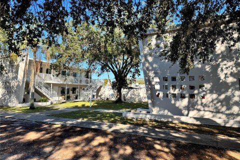 Apartamento en alquiler en Miami Springs, Florida, 1 dormitorio, 622.07 m2 № 1992011 - foto 6