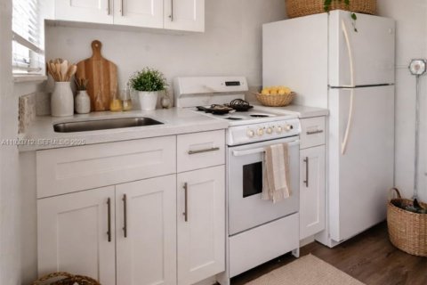 Apartamento en alquiler en Miami Springs, Florida, 1 dormitorio, 622.07 m2 № 1992011 - foto 3